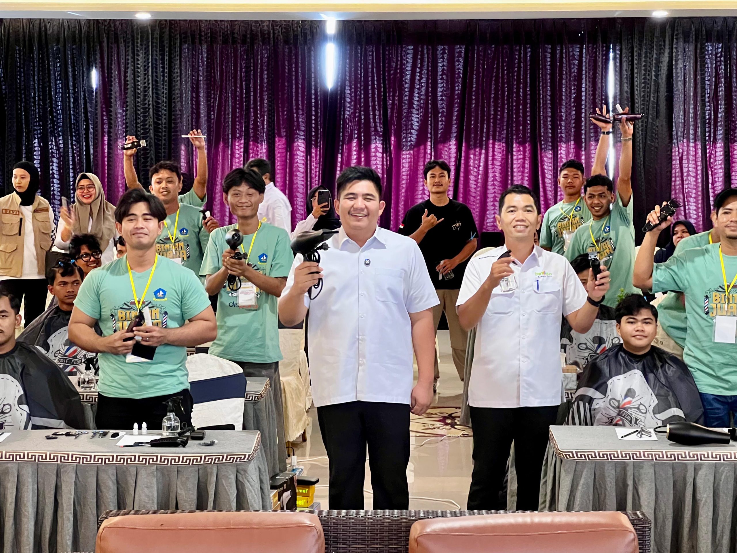 Terus Lahirkan Wirausaha Muda, Bupati Roby Buka Pelatihan Keahlian Barber. Dok : Kominfo Kabupaten Bintan