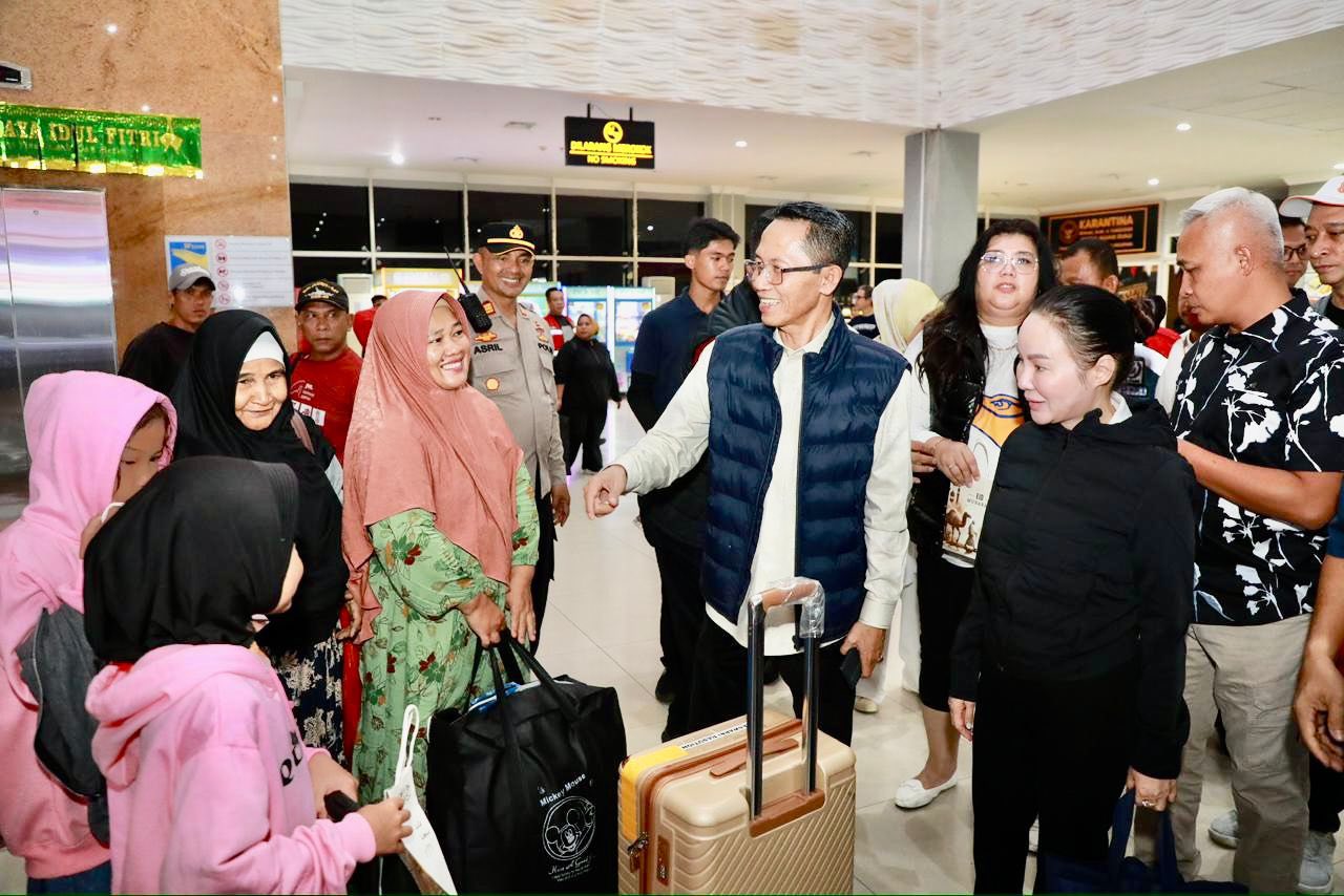 Amsakar dan Li Claudia Pantau Langsung Aktivitas Pemudik di Pelabuhan Sekupang