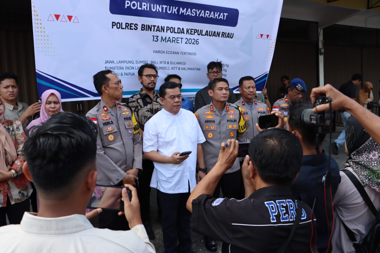 Sekda Bintan Tinjau Pasar Murah Sekaligus Pastikan Stabilitas Harga dan Stok Bahan Pokok. Dok : Kominfo Kabupaten Bintan