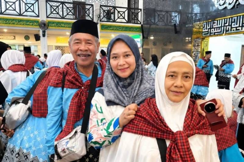 Foto jemaah calon haji Indonesai yang dilaporkan hilang di Kota Makkah, Muhammad Firdaus Ahlan (kiri) dari kloter JKG 27 Rombongan 1 dari KBIH Imam Bonjol bersama istri dan anaknya (Foto: Dokumentasi pribadi via Antara)
