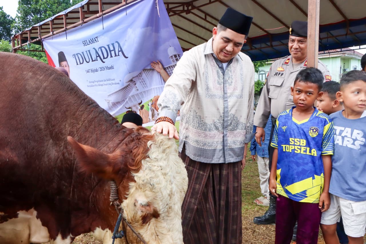 Bupati dan Wakil Bupati Bintan Hadiri Sholat Idul Adha, Serahkan Sapi Kurban Presiden RI. Dok : Kominfo Kabupaten Bintan