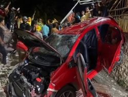 Diduga Pengaruhi Miras, Honda Brio Tabrak Motor dan Pagar di Kupang, 1 Wanita Meninggal Dunia