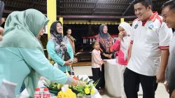 Bupati Roby Puji Kreasi Tumpeng Melestarikan Budaya 'Emak-Emak' Kuala Sempang. Dok : Kominfo Kabupaten Bintan