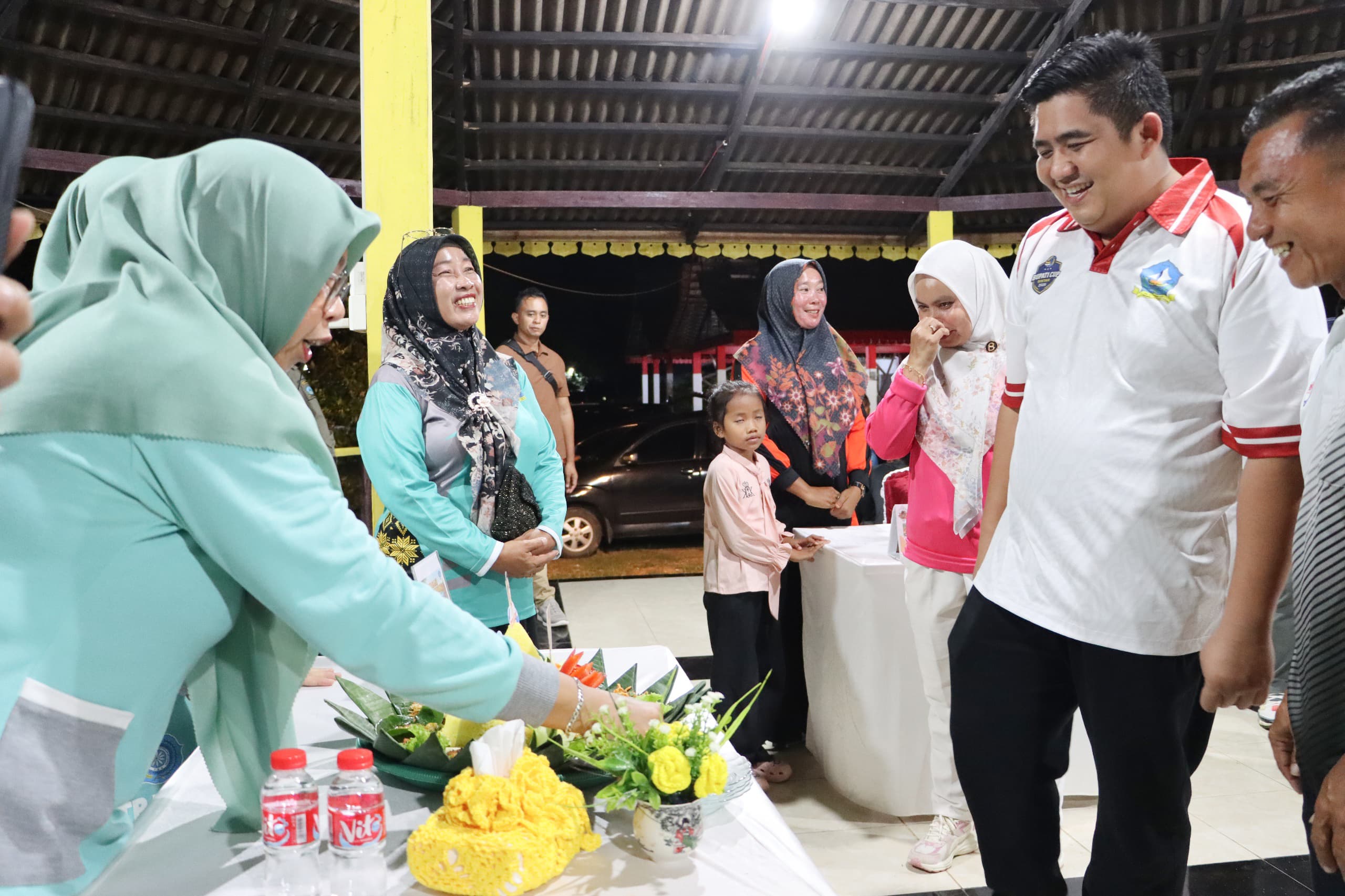 Bupati Roby Puji Kreasi Tumpeng Melestarikan Budaya 'Emak-Emak' Kuala Sempang. Dok : Kominfo Kabupaten Bintan