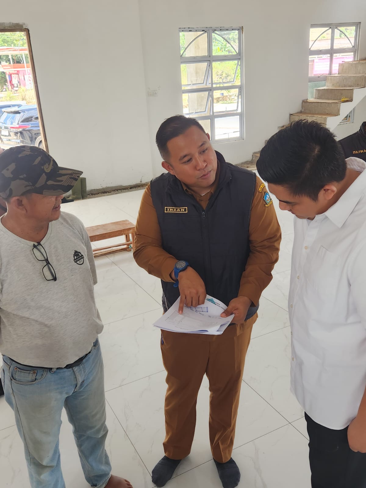 Site Visit ke Masjid Nurul Hasanah Toapaya, Roby : Kubah dan Interior Dalam Kita Selesaikan Bertahap. Dok : Kominfo Kabupaten Bintan