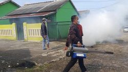 Petugas kesehatan melakukan fogging di kawasan permukiman untuk menekan populasi nyamuk penular penyakit. Dok : Istimewa