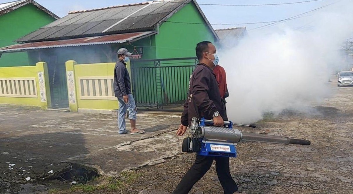 Petugas kesehatan melakukan fogging di kawasan permukiman untuk menekan populasi nyamuk penular penyakit. Dok : Istimewa
