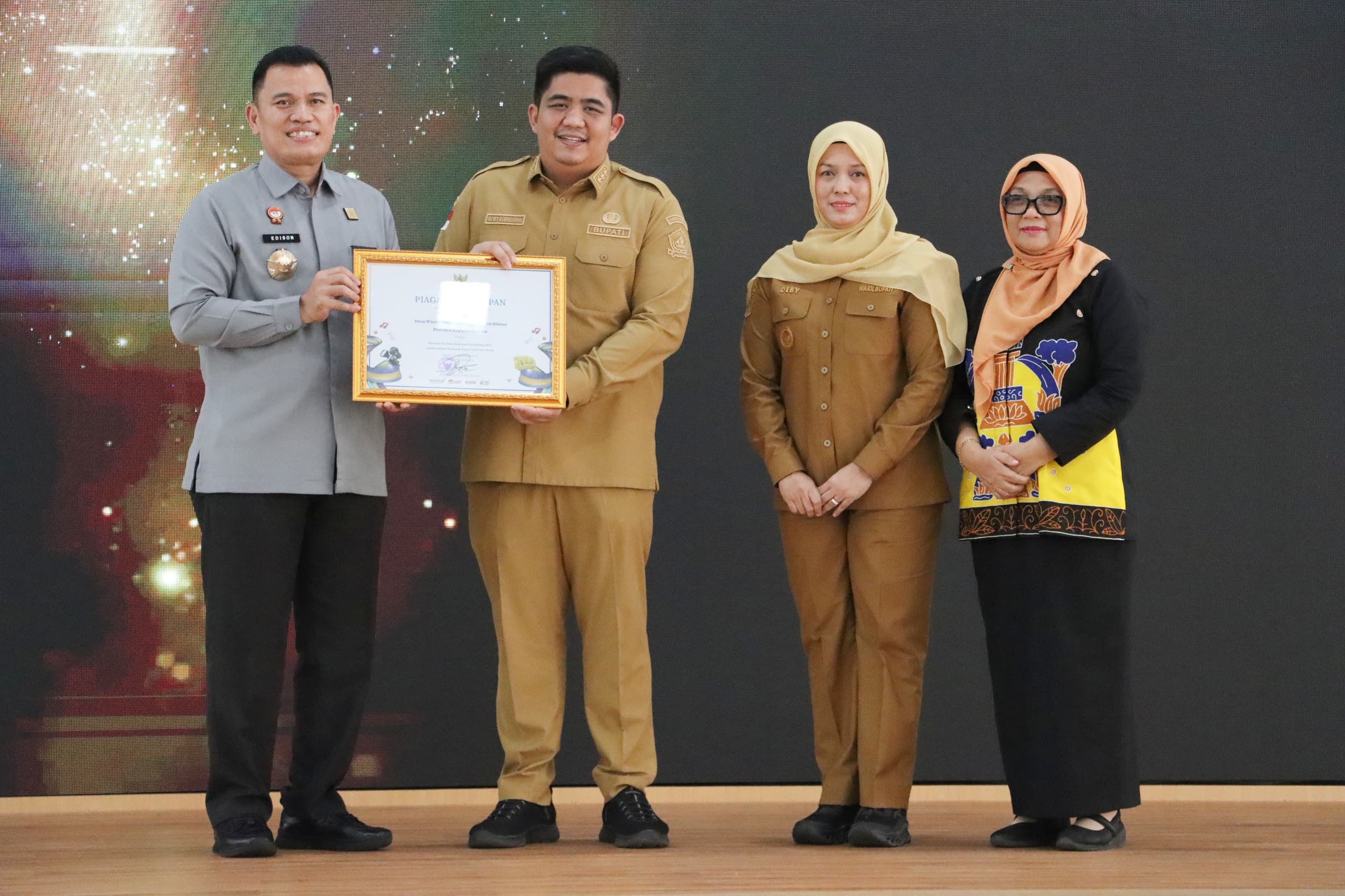 Kemenkum Kepri Berikan Piagam ke Bupati Bintan, Desa Pengudang Jadi Kawasan Berbasis Kekayaan Intelektual. Dok : Kominfo Kabupaten Bintan