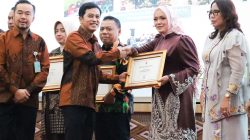 Wabup Bintan Deby Maryanti Terima Sertifikat Eliminasi Malaria dari Kementerian Kesehatan RI. Dok : Kominfo Kabupaten Bintan