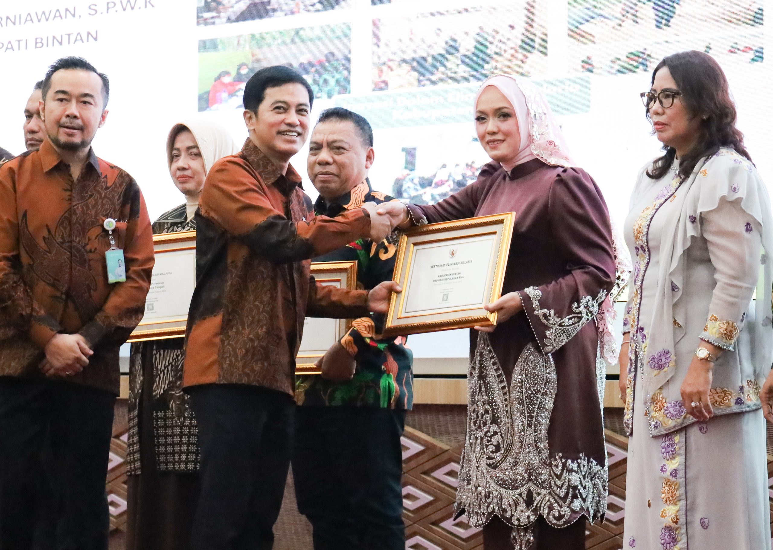 Wabup Bintan Deby Maryanti Terima Sertifikat Eliminasi Malaria dari Kementerian Kesehatan RI. Dok : Kominfo Kabupaten Bintan