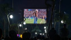 Tampak warga menmenuhi middle garden bandara RHF menonton siaran langsung final piala dunia 2026. Dok : Lintaskepri