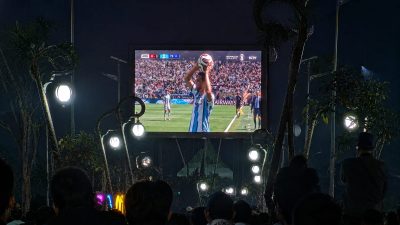 Tampak warga menmenuhi middle garden bandara RHF menonton siaran langsung final piala dunia 2026. Dok : Lintaskepri