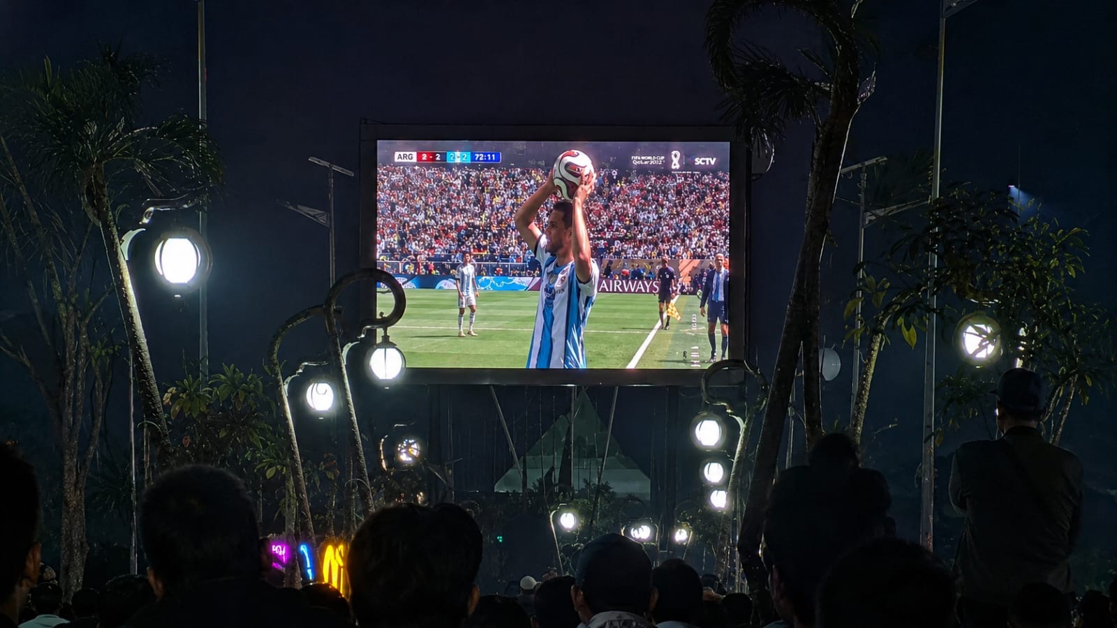 Tampak warga menmenuhi middle garden bandara RHF menonton siaran langsung final piala dunia 2026. Dok : Lintaskepri