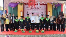 Sekda Bintan Mewisuda 34 Atok Nenek Dari Sekolah Lansia Kasih Ibu Desa Sebong Lagoi. Dok : Kominfo Kabupaten Bintan