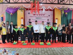 Sekda Bintan Mewisuda 34 Atok Nenek Dari Sekolah Lansia Kasih Ibu Desa Sebong Lagoi