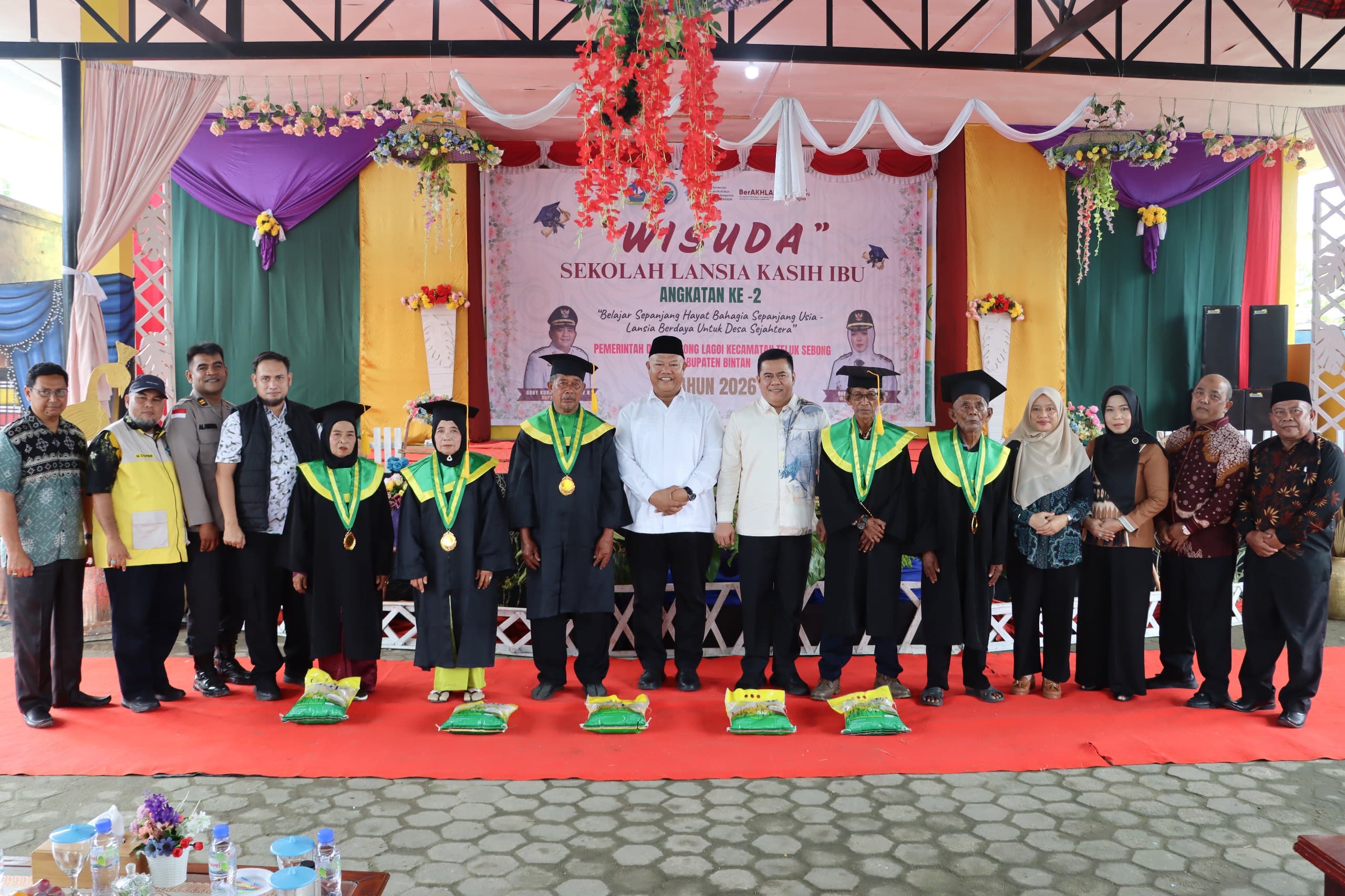 Sekda Bintan Mewisuda 34 Atok Nenek Dari Sekolah Lansia Kasih Ibu Desa Sebong Lagoi. Dok : Kominfo Kabupaten Bintan