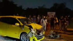 Terlihat bagian depan mobil mengalami kerusakan berat, sementara sepeda motor ringsek akibat benturan. Dok : Istimewa
