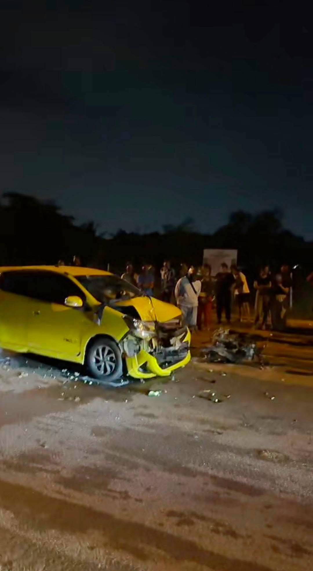 Terlihat bagian depan mobil mengalami kerusakan berat, sementara sepeda motor ringsek akibat benturan. Dok : Istimewa