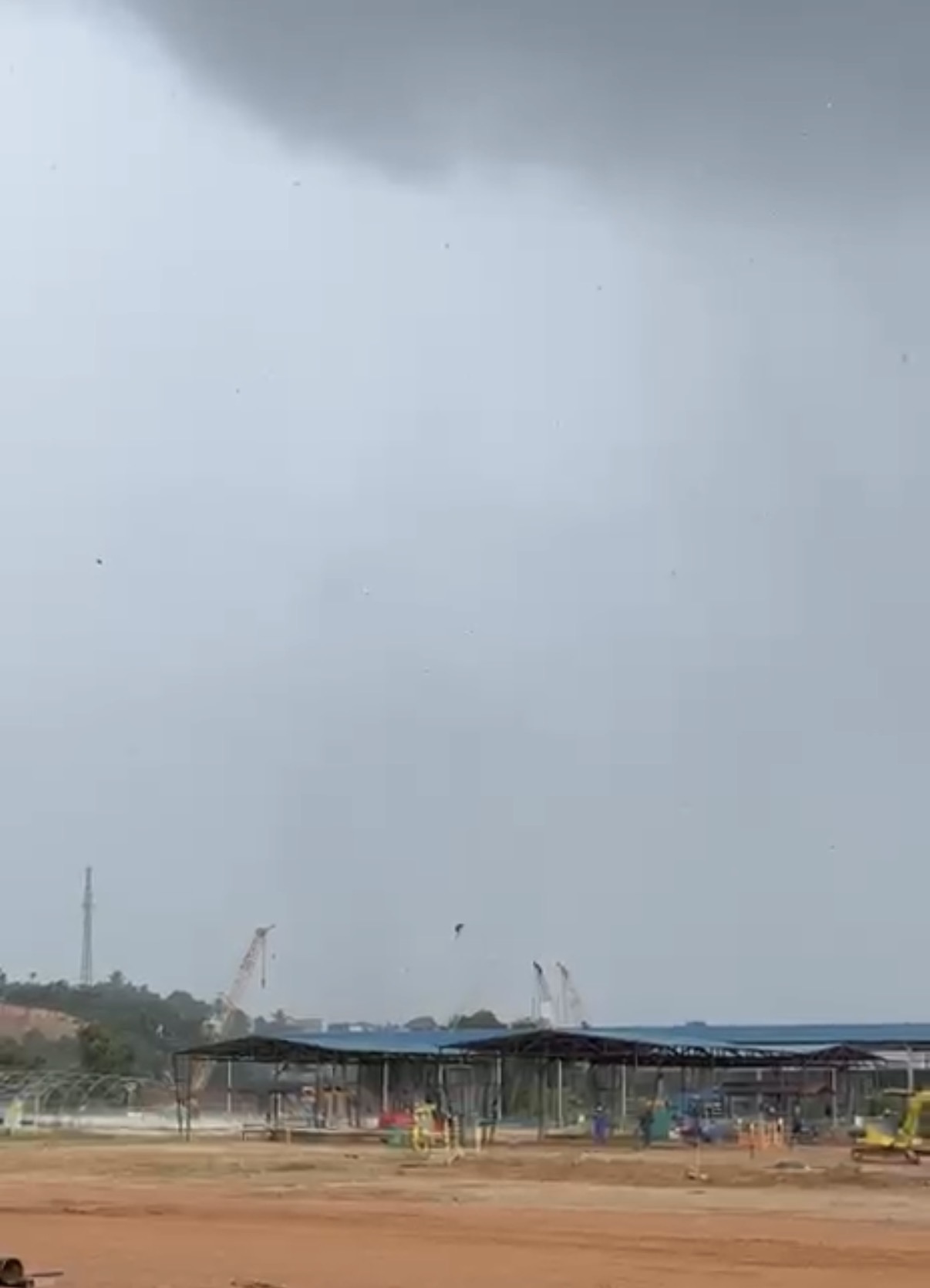 Puting Beliung Terjang Kawasan PT VME Process Batu Ampar, Atap Shelter Beterbangan. Dok : Istimewa