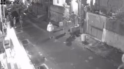 Kolase tangkapan layar video CCTV yang menunjukkan warga mengejar pria yang diduga mencuri ayam di Kabupaten Tabanan dan suasana duka keluarga korban.(Instagram @balionline_id)