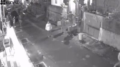 Kolase tangkapan layar video CCTV yang menunjukkan warga mengejar pria yang diduga mencuri ayam di Kabupaten Tabanan dan suasana duka keluarga korban.(Instagram @balionline_id)