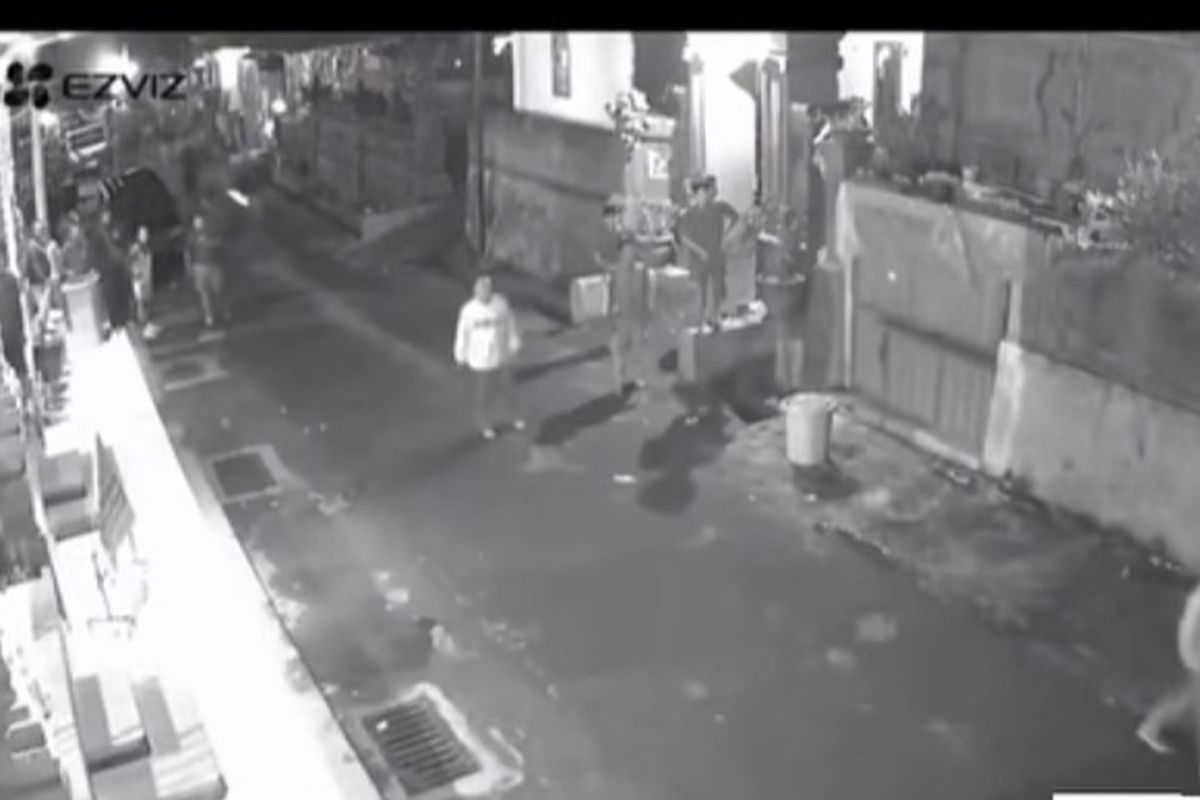 Kolase tangkapan layar video CCTV yang menunjukkan warga mengejar pria yang diduga mencuri ayam di Kabupaten Tabanan dan suasana duka keluarga korban.(Instagram @balionline_id)