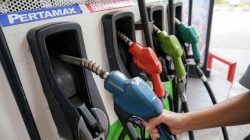 Petugas melayani pengisian BBM jenis Pertamax di SPBU Pertamina. Dok : Istimewa