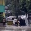 Becak Motor Pengangkut MBG Terguling Saat Hujan di Sekolah Batam, Warga Bantu Evakuasi