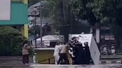 Becak Motor Pengangkut MBG Terguling Saat Hujan di Sekolah Batam, Warga Bantu Evakuasi. Dok : Istimewa