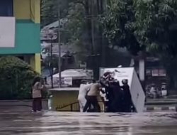Becak Motor Pengangkut MBG Terguling Saat Hujan di Sekolah Batam, Warga Bantu Evakuasi