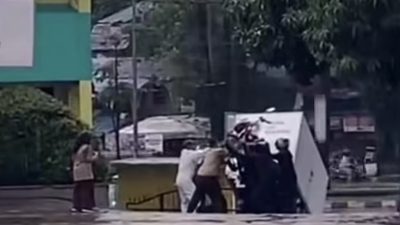 Becak Motor Pengangkut MBG Terguling Saat Hujan di Sekolah Batam, Warga Bantu Evakuasi. Dok : Istimewa