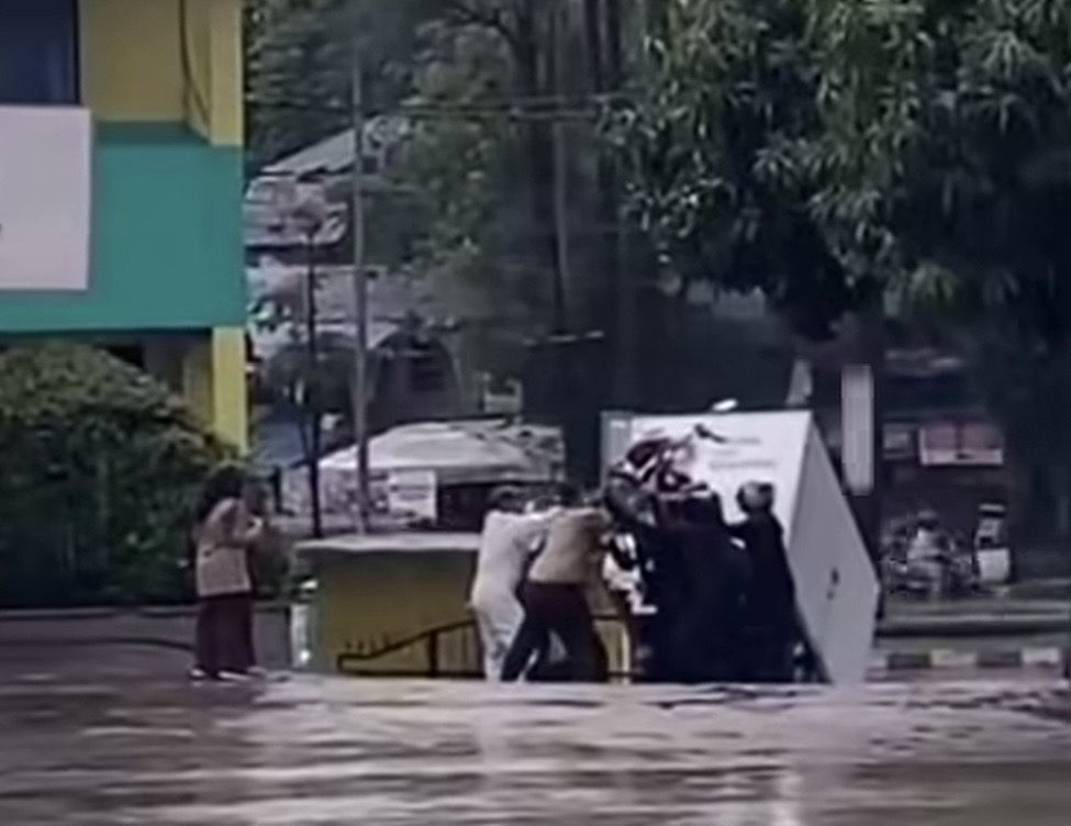 Becak Motor Pengangkut MBG Terguling Saat Hujan di Sekolah Batam, Warga Bantu Evakuasi. Dok : Istimewa