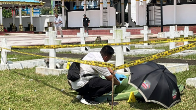 Seorang pria berinisial AR (48), warga Kabupaten Bintan, meninggal dunia secara mendadak saat memasang papan nama pada salah satu makam di kawasan Taman Makam Pahlawan Pusara Bhakti, Jalan Gatot Subroto, Batu Lima Bawah, Kota Tanjungpinang, Rabu (5/8/2026). Berdasarkan informasi yang dihimpun, korban datang seorang diri ke lokasi dengan membawa perlengkapan untuk memasang papan nama makam. Saat sedang beraktivitas, korban tiba-tiba terjatuh dalam posisi telungkup. Penjaga makam yang melihat kejadian tersebut segera menghampiri korban. Setelah dilakukan pemeriksaan awal, korban diketahui sudah tidak menunjukkan tanda-tanda kehidupan. Peristiwa itu kemudian dilaporkan kepada Babinsa dan Bhabinkamtibmas Kampung Bulang untuk mendapatkan penanganan lebih lanjut. Tidak lama berselang, Bhabinkamtibmas Kampung Bulang Aiptu Chandra bersama Babinsa Serma Suwarno tiba di lokasi dan berkoordinasi dengan Polresta Tanjungpinang. Tim Inafis kemudian melakukan olah tempat kejadian perkara (TKP), identifikasi awal, serta mengevakuasi jenazah ke rumah sakit untuk pemeriksaan medis. Hingga saat ini, penyebab pasti meninggalnya korban masih menunggu hasil pemeriksaan medis. Kepolisian juga masih mengumpulkan keterangan dari sejumlah saksi untuk memastikan kronologi lengkap kejadian tersebut. Dugaan awal, korban mengalami kondisi medis mendadak saat melakukan aktivitas fisik di area pemakaman. Dok : Istimewa