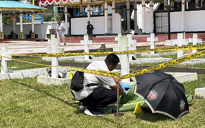 Seorang pria berinisial AR (48), warga Kabupaten Bintan, meninggal dunia secara mendadak saat memasang papan nama pada salah satu makam di kawasan Taman Makam Pahlawan Pusara Bhakti, Jalan Gatot Subroto, Batu Lima Bawah, Kota Tanjungpinang, Rabu (5/8/2026). Berdasarkan informasi yang dihimpun, korban datang seorang diri ke lokasi dengan membawa perlengkapan untuk memasang papan nama makam. Saat sedang beraktivitas, korban tiba-tiba terjatuh dalam posisi telungkup. Penjaga makam yang melihat kejadian tersebut segera menghampiri korban. Setelah dilakukan pemeriksaan awal, korban diketahui sudah tidak menunjukkan tanda-tanda kehidupan. Peristiwa itu kemudian dilaporkan kepada Babinsa dan Bhabinkamtibmas Kampung Bulang untuk mendapatkan penanganan lebih lanjut. Tidak lama berselang, Bhabinkamtibmas Kampung Bulang Aiptu Chandra bersama Babinsa Serma Suwarno tiba di lokasi dan berkoordinasi dengan Polresta Tanjungpinang. Tim Inafis kemudian melakukan olah tempat kejadian perkara (TKP), identifikasi awal, serta mengevakuasi jenazah ke rumah sakit untuk pemeriksaan medis. Hingga saat ini, penyebab pasti meninggalnya korban masih menunggu hasil pemeriksaan medis. Kepolisian juga masih mengumpulkan keterangan dari sejumlah saksi untuk memastikan kronologi lengkap kejadian tersebut. Dugaan awal, korban mengalami kondisi medis mendadak saat melakukan aktivitas fisik di area pemakaman. Dok : Istimewa