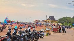 Pemandangan tak biasa terjadi di kawasan G12 Tepi Laut, Kota Tanjungpinang, Kepulauan Riau, Jumat (8/8/2026) pagi. Sejumlah lapak yang berada di kawasan tersebut akhirnya diangkut petugas setelah sebelumnya mendapat peringatan untuk ditertibkan. Proses penertiban ini menjadi perhatian warga yang berada di sekitar lokasi. Aktivitas petugas mengangkut lapak liar tersebut bahkan menjadi perbincangan di media sosial. Informasi yang dihimpun, penertiban dilakukan setelah pemilik lapak sebelumnya telah diberikan peringatan sejak Juli 2026. Namun, karena masih terdapat lapak yang tetap berdiri, petugas akhirnya melakukan tindakan penertiban. Kawasan G12 Tepi Laut sendiri merupakan salah satu ruang publik yang ramai dikunjungi masyarakat. Karena itu, keberadaan lapak yang tidak sesuai ketentuan dinilai dapat mengganggu fungsi dan penataan kawasan. Penertiban ini sekaligus menjadi pengingat bagi masyarakat dan pelaku usaha agar mematuhi aturan pemanfaatan ruang publik. Hingga berita ini diturunkan, proses penertiban masih menjadi perhatian masyarakat di sekitar kawasan Tepi Laut Tanjungpinang. Dok : Istimewa