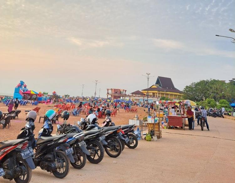 Pemandangan tak biasa terjadi di kawasan G12 Tepi Laut, Kota Tanjungpinang, Kepulauan Riau, Jumat (8/8/2026) pagi. Sejumlah lapak yang berada di kawasan tersebut akhirnya diangkut petugas setelah sebelumnya mendapat peringatan untuk ditertibkan. Proses penertiban ini menjadi perhatian warga yang berada di sekitar lokasi. Aktivitas petugas mengangkut lapak liar tersebut bahkan menjadi perbincangan di media sosial. Informasi yang dihimpun, penertiban dilakukan setelah pemilik lapak sebelumnya telah diberikan peringatan sejak Juli 2026. Namun, karena masih terdapat lapak yang tetap berdiri, petugas akhirnya melakukan tindakan penertiban. Kawasan G12 Tepi Laut sendiri merupakan salah satu ruang publik yang ramai dikunjungi masyarakat. Karena itu, keberadaan lapak yang tidak sesuai ketentuan dinilai dapat mengganggu fungsi dan penataan kawasan. Penertiban ini sekaligus menjadi pengingat bagi masyarakat dan pelaku usaha agar mematuhi aturan pemanfaatan ruang publik. Hingga berita ini diturunkan, proses penertiban masih menjadi perhatian masyarakat di sekitar kawasan Tepi Laut Tanjungpinang. Dok : Istimewa