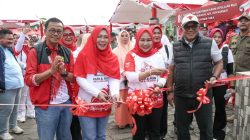 Wali Kota Tanjungpinang Lis Darmansyah saat membuka rangkaian Dekranasda Fun & Run 2026 di kawasan Gedung Gonggong, Tepi Laut Tanjungpinang, Sabtu (8/8/2026). Kegiatan tersebut turut menghadirkan bazar UMKM dan berbagai aktivitas kreativitas masyarakat.. Dok : Kominfo Kota Tanjungpinang