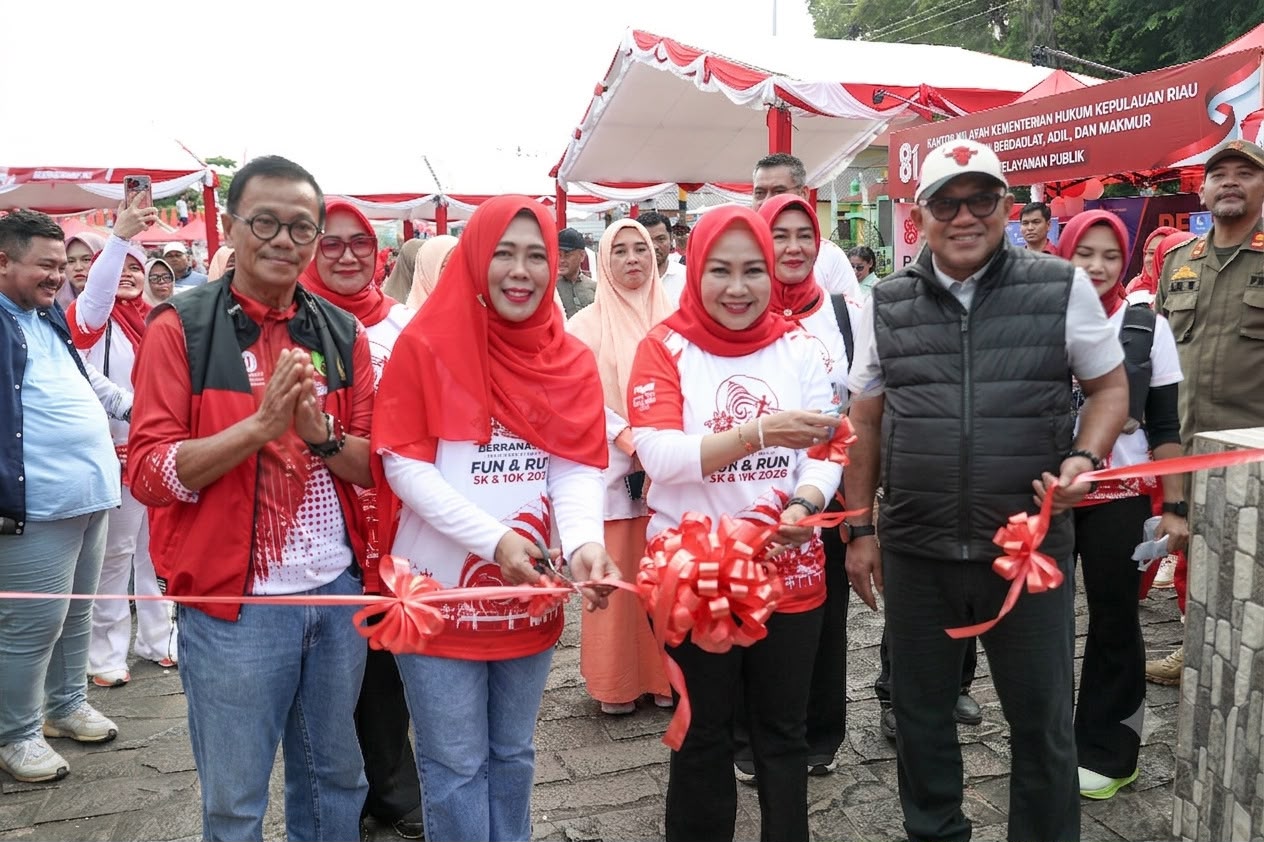 Wali Kota Tanjungpinang Lis Darmansyah saat membuka rangkaian Dekranasda Fun & Run 2026 di kawasan Gedung Gonggong, Tepi Laut Tanjungpinang, Sabtu (8/8/2026). Kegiatan tersebut turut menghadirkan bazar UMKM dan berbagai aktivitas kreativitas masyarakat.. Dok : Kominfo Kota Tanjungpinang