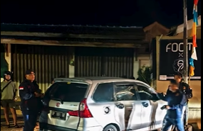 Kejar-kejaran Polisi dengan Pelaku Pencurian Kabel di Dompak Berakhir Tabrak Pagar Rumah. Dok : Istimewa