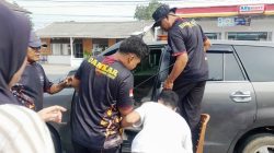 Petugas Damkar Bintan Utara berhasil membuka mobil terkunci dan meyelamatkan seorang balita di dalamnya. Dok : Istimewa