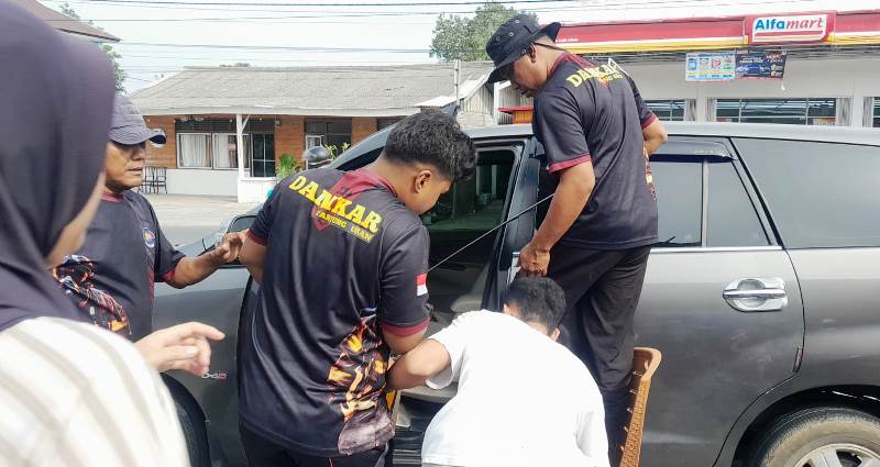 Petugas Damkar Bintan Utara berhasil membuka mobil terkunci dan meyelamatkan seorang balita di dalamnya. Dok : Istimewa