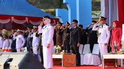 Wabup Bintan, Deby Maryanti Pimpin Upacara Penurunan Bendera Merah Putih HUT RI ke 81 di Relief Antam Kijang. Dok : Kominfo Kabupaten Bintan
