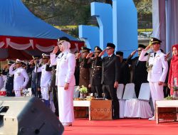 Wabup Bintan, Deby Maryanti Pimpin Upacara Penurunan Bendera Merah Putih HUT RI ke 81 di Relief Antam Kijang