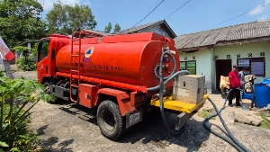BPBD Provinsi Kepulauan Riau dan Dinas Sosial Kota Tanjungpinang turun langsung menyalurkan bantuan air bersih kepada masyarakat, Kamis (3/9/2026). Dok : Istimewa