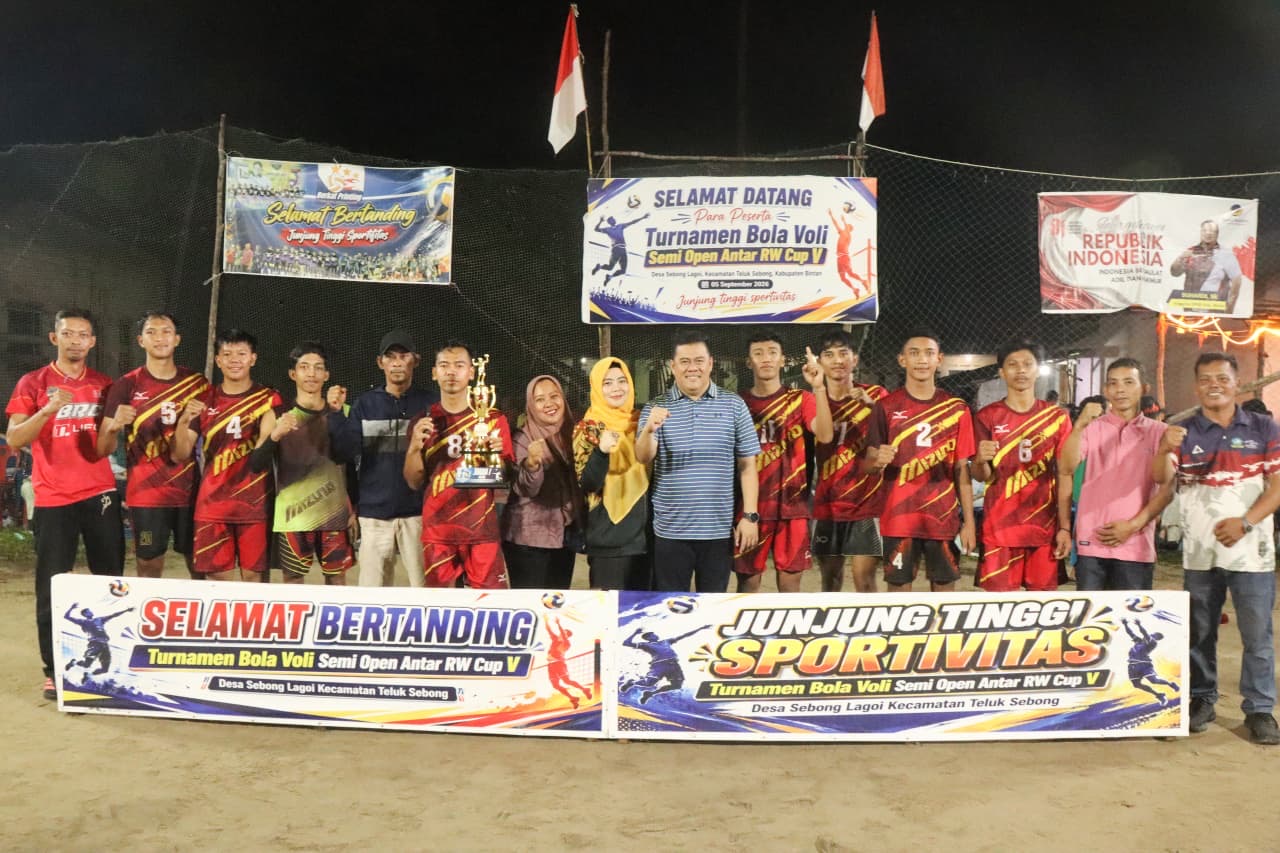 Sekda Ronny Tutup Turnamen Voli Semi Open Antar RW Cup V, BRC Balai Rejo dan Belak Raih Juara Pertama. Dok : Kominfo Kabupaten Bintan