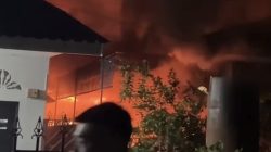 Kobaran api dan asap tebal terlihat saat kebakaran melanda rumah warga di Jalan Haji Ungar, Lorong Belitung, Tanjungpinang, Selasa malam (1/9/2026). Dok : Istimewa