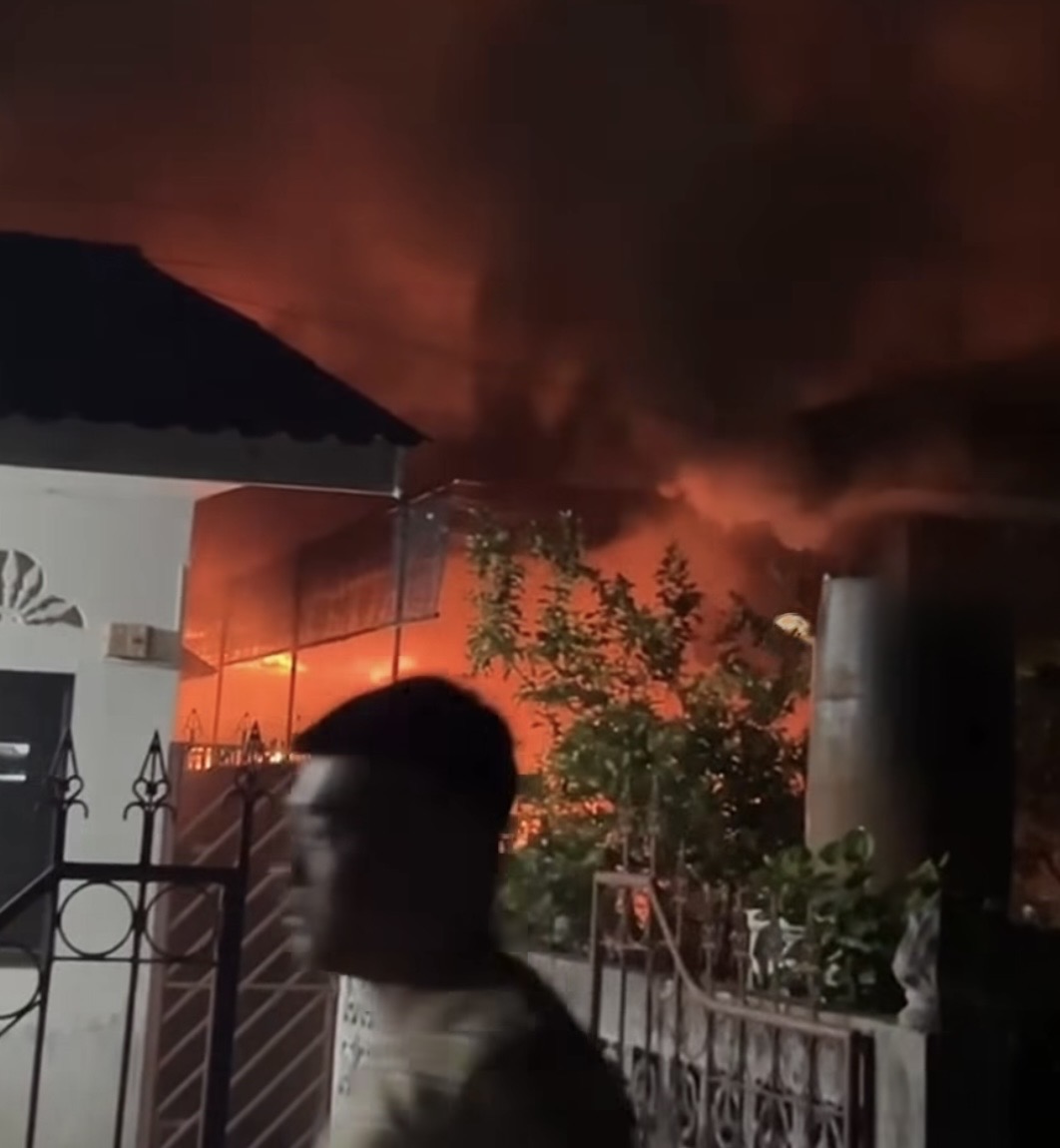 Kobaran api dan asap tebal terlihat saat kebakaran melanda rumah warga di Jalan Haji Ungar, Lorong Belitung, Tanjungpinang, Selasa malam (1/9/2026). Dok : Istimewa