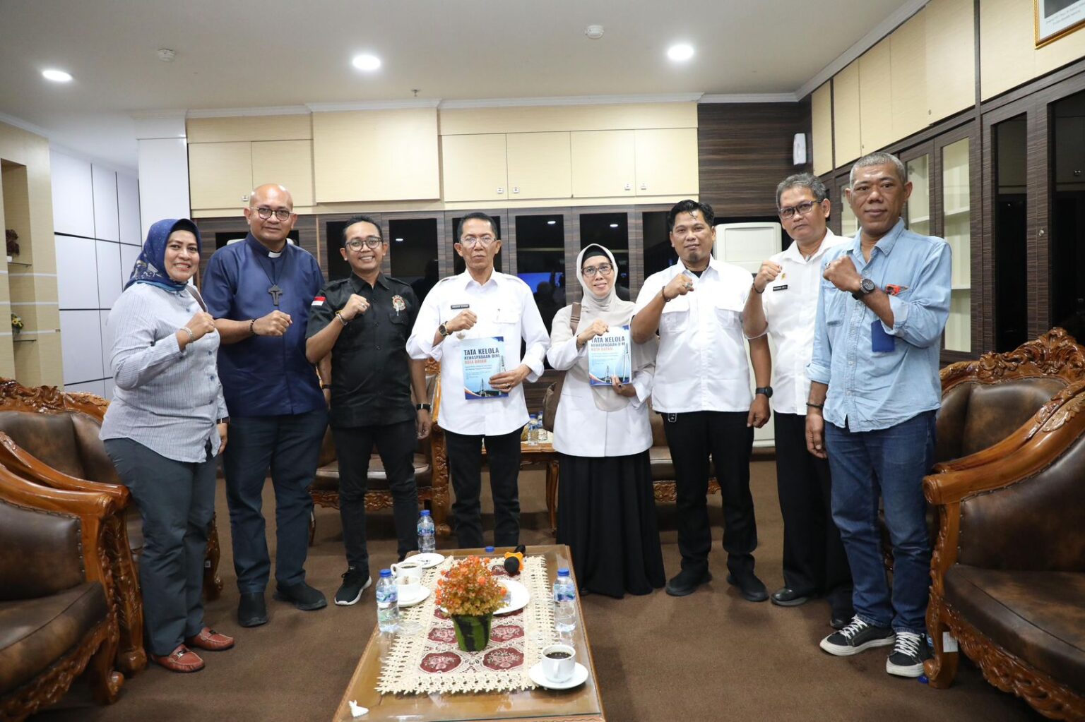 Wali Kota Batam, Amsakar Achmad, bersama pengurus FKDM Kota Batam di Kantor Wali Kota Batam, Rabu (2/9/2026). Dok : Kominfo Kota Batam