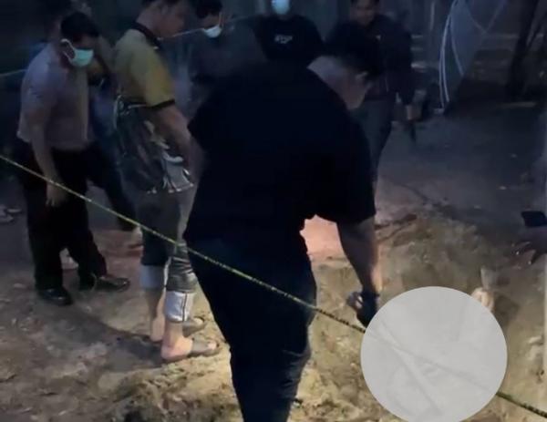 Jasad perempuan bertato "Diana" saat ditemukan terkubur di belakang sebuah rumah, di Lingga. Dok : Istimewa