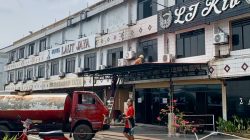 Damkar Tanjungpinang saat memadamkan api di kamar Hotel Laut Jaya di Pelantar 2 Tanjungpinang. Dok : DAMKAR Tanjungpinang